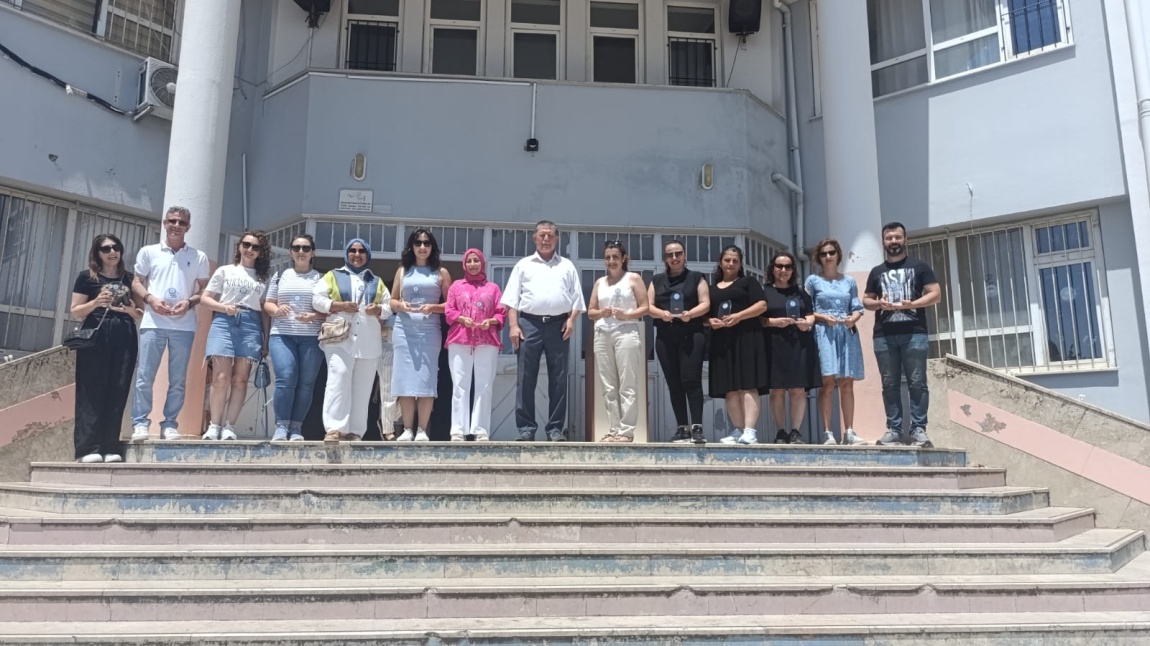 Okul Müdürü Ayhan ÖZKAN tarafından öğretmenlere plaket verildi